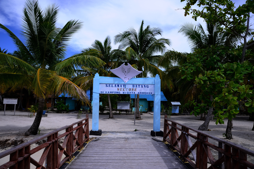 Larangan Kapal Bersandar di Raja Ampat